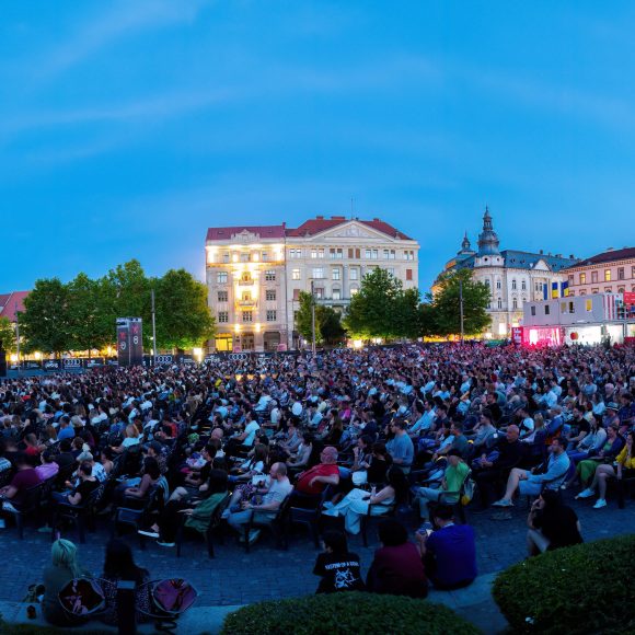 13. Publicul la proiecția „3 kilometri până la capătul lumii_ din Piața Unirii